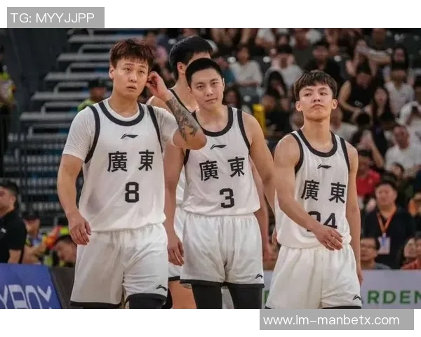 五虎齐聚篮球之巅周鹏胡明轩赵睿徐杰任骏飞共同登封面展现青春风采