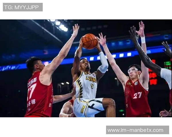 布鲁斯布朗替补出战26分钟高效表现贡献15分助球队争胜